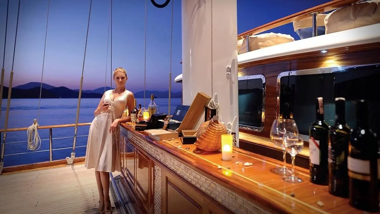 Crociera con cena in yacht a Sharm El Sheikh e spettacolo di danzatrici del ventre