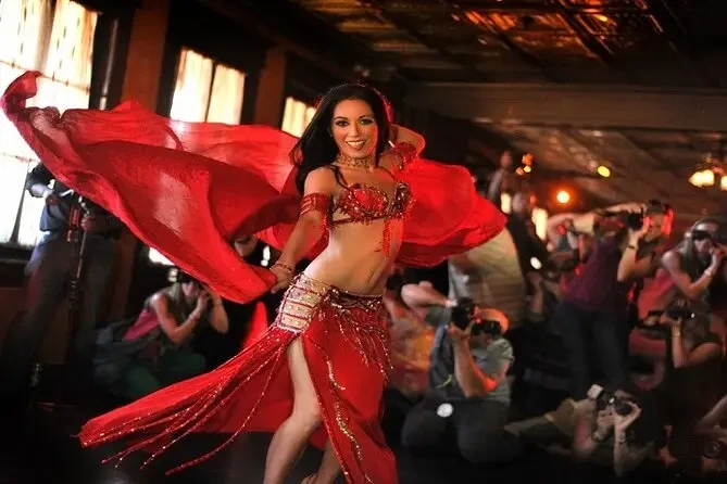 Crociera con cena in yacht a Sharm El Sheikh e spettacolo di danzatrici del ventre
