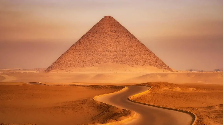 Perché si chiama Piramide Rossa?