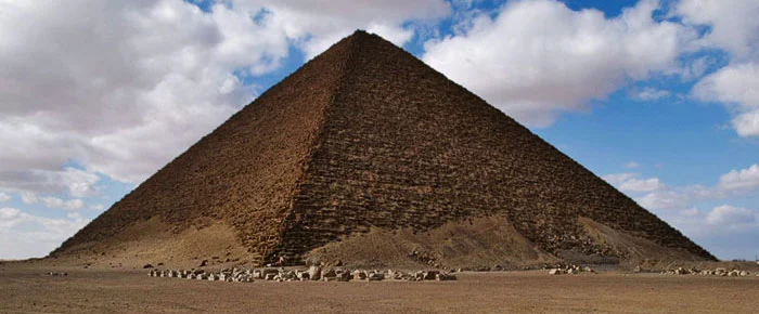 Perché si chiama Piramide Rossa?