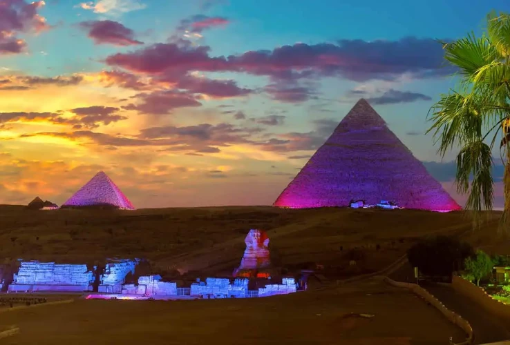 Qual è lo spettacolo di suoni e luci alle Piramidi di Giza?