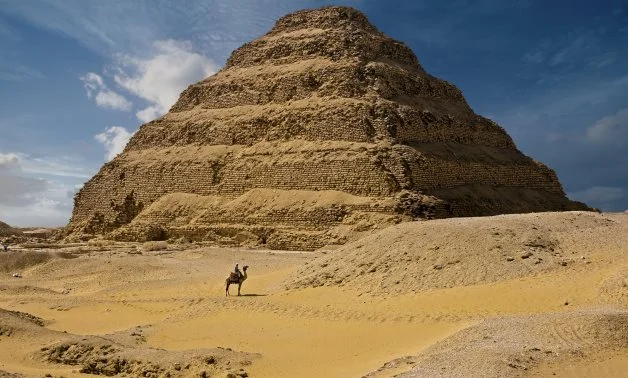 Per cosa è famosa la piramide a gradoni di Saqqara?