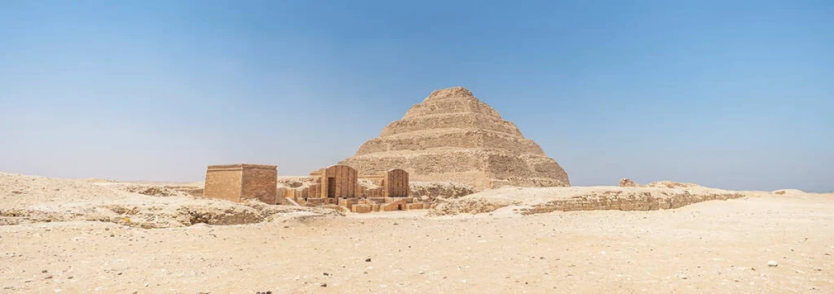 Per cosa è famosa la piramide a gradoni di Saqqara?