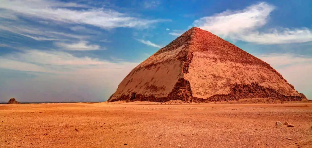 Cosa c'è di significativo nella Piramide Piegata?