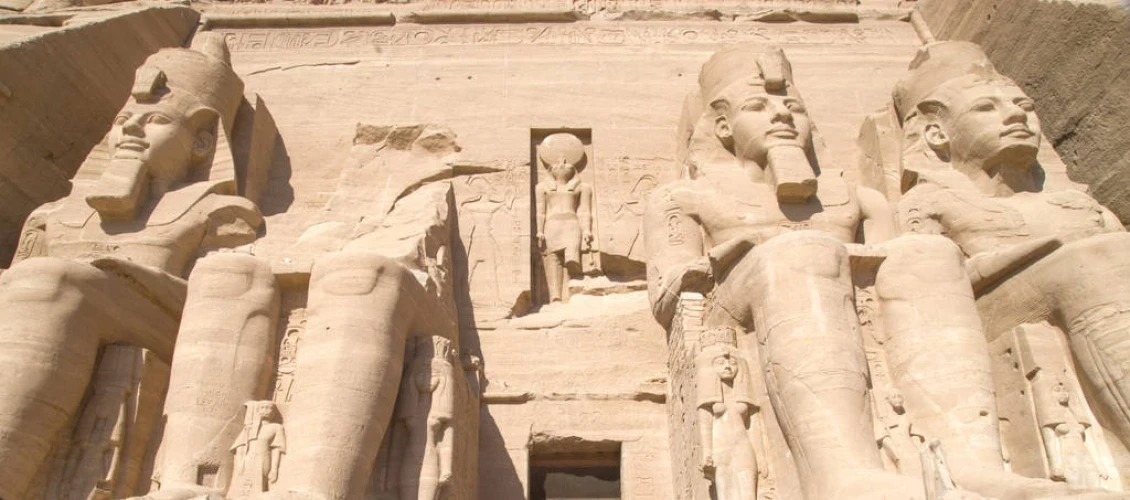 Quali sono i fatti su Abu Simbel ad Assuan?