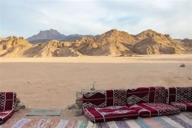 Campeggio sotto le stelle nel deserto di Hurghada: un'autentica esperienza beduina