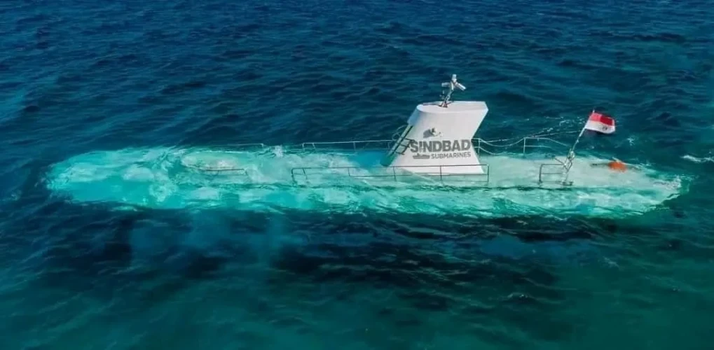 Il mondo silenzioso sottostante: la tua guida definitiva ai tour subacquei di Hurghada (sottomarino o barca con fondo di vetro)
