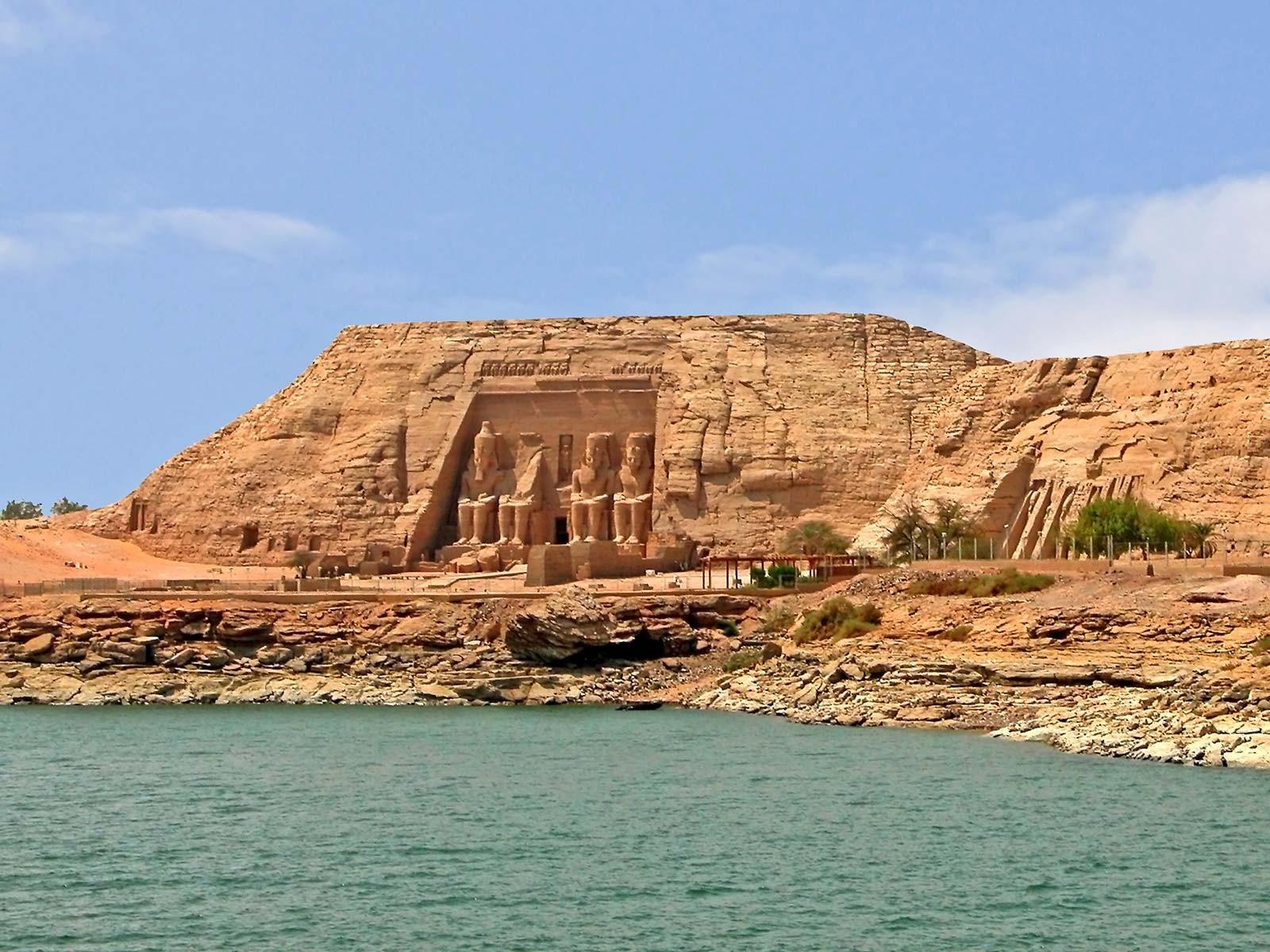 Visitare Abu Simbel: vale davvero la pena volare da Assuan?