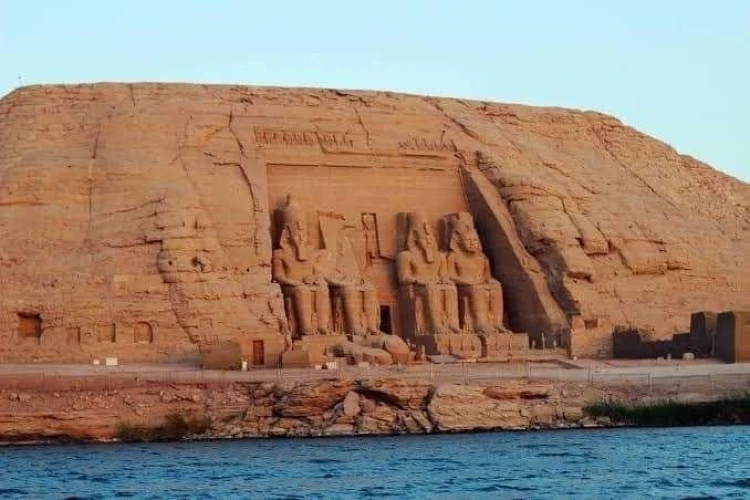 Visitare Abu Simbel: vale davvero la pena volare da Assuan?