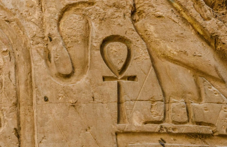 Ankh contro Croce: comprendere le origini del simbolo della vita eterna