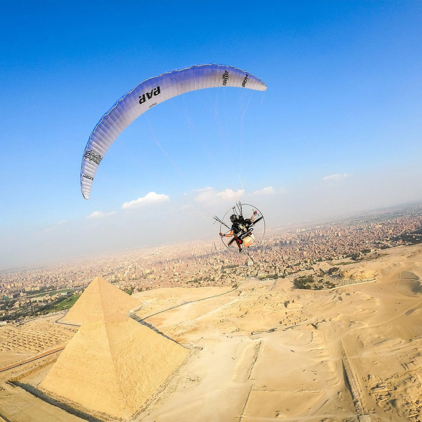 Skyward Over Antiquity: La guida definitiva al paramotore sopra le piramidi di Giza (2026/2027)