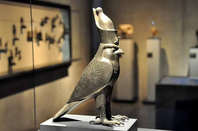 Il Dio che cammina sulla Terra: decodificare la divinità del faraone