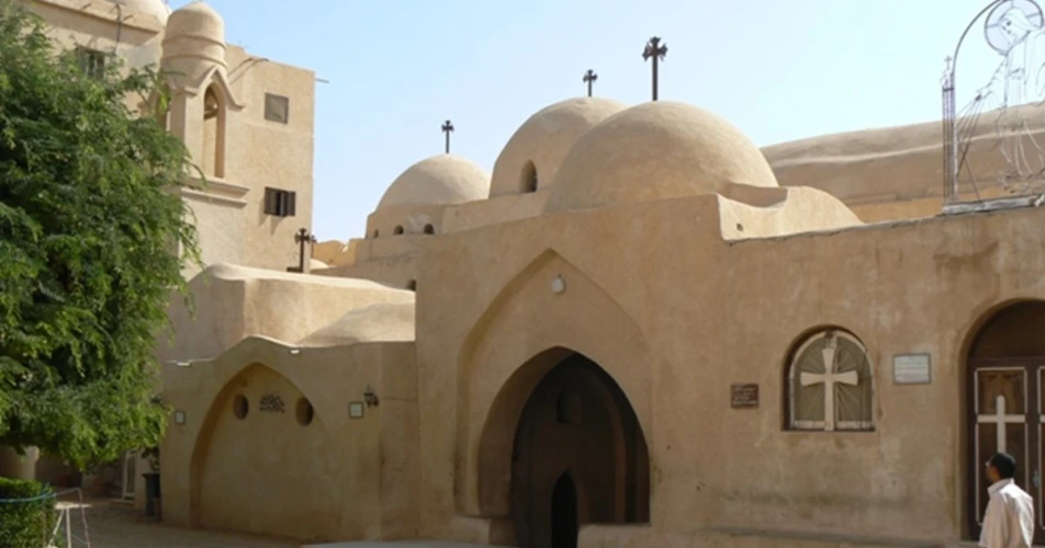 La grotta dei sogni: affreschi nascosti e antica saggezza a Deir El-Surian