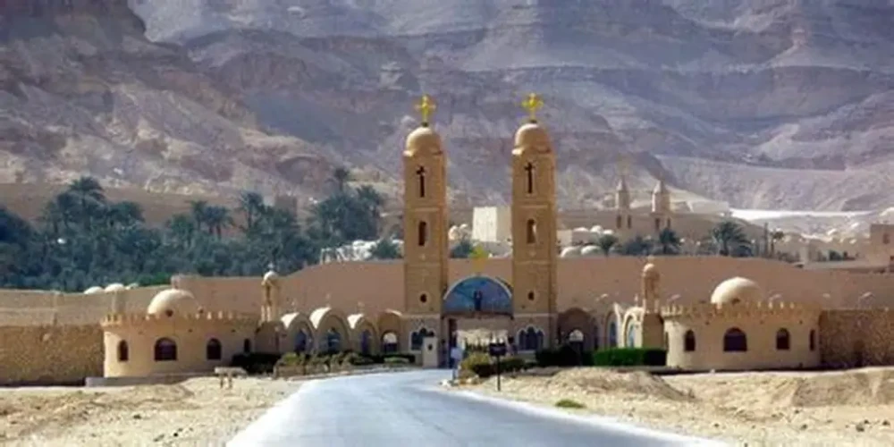 I colori del deserto: l'anima artistica del Monastero di Apollo