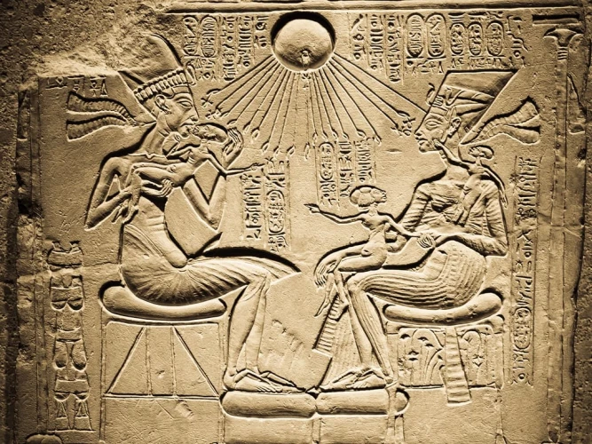 Il faraone dal corpo di donna: Akhenaton era malato o solo un genio?