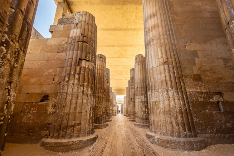 Dai santuari di fango alle colonne proto-doriche: l'eredità della pietra dell'antico Egitto