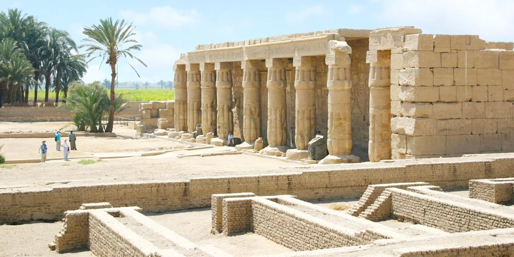 Guida al tempio di Abydos: mitologia di Osiride, Osireion e i più bei rilievi dell'Egitto