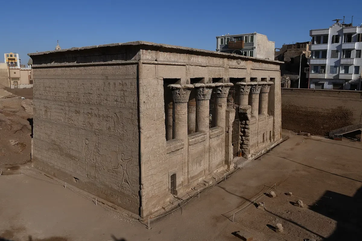 Luxury Dahabiya Loulia visits Esna Temple
