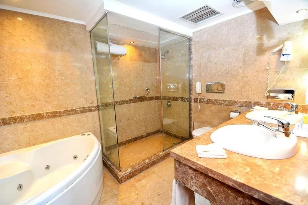 Aracan Eatabe Luxor Hotel (Luxor)