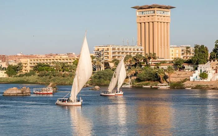 Cairo Layover Tour to Dahshour Pyramids & Felucca Ride