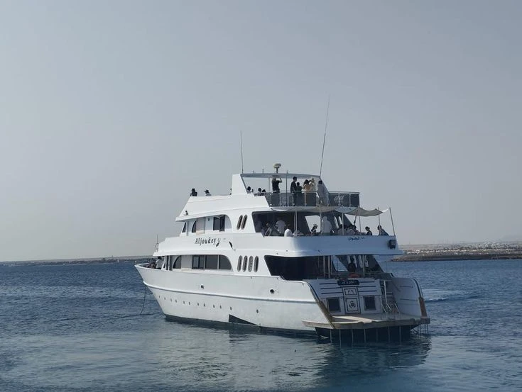DAY TOUR ON YACHT INCLUDED 2 DIVE WITH LUNCH AT HURGHADA