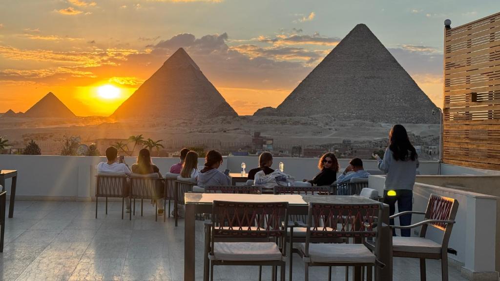 Explore the Giza Pyramids: A Travel Guide to Egypt’s Wonders